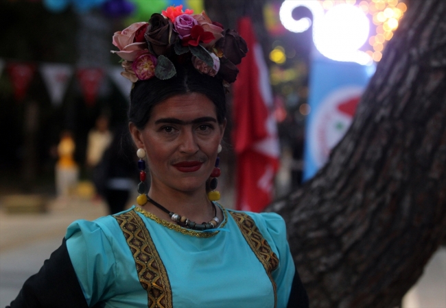 Canlı heykellerden sanatsal performans